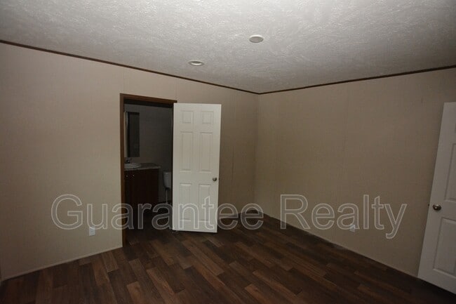 Building Photo - 725 N Chestnut Rd