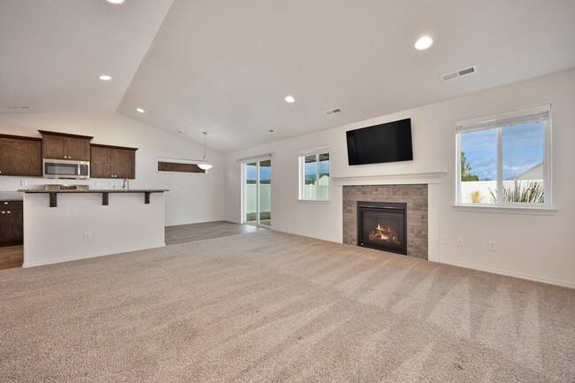 Building Photo - Bright 3-Bedroom Retreat with 2 Full Baths...