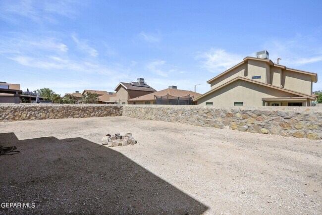 Building Photo - 2300 Glitter St