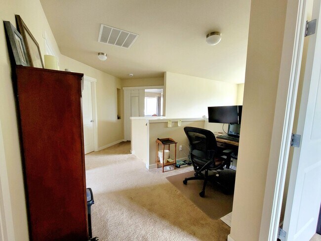 Building Photo - Bright, Spacious 4 bedroom in Poulsbo