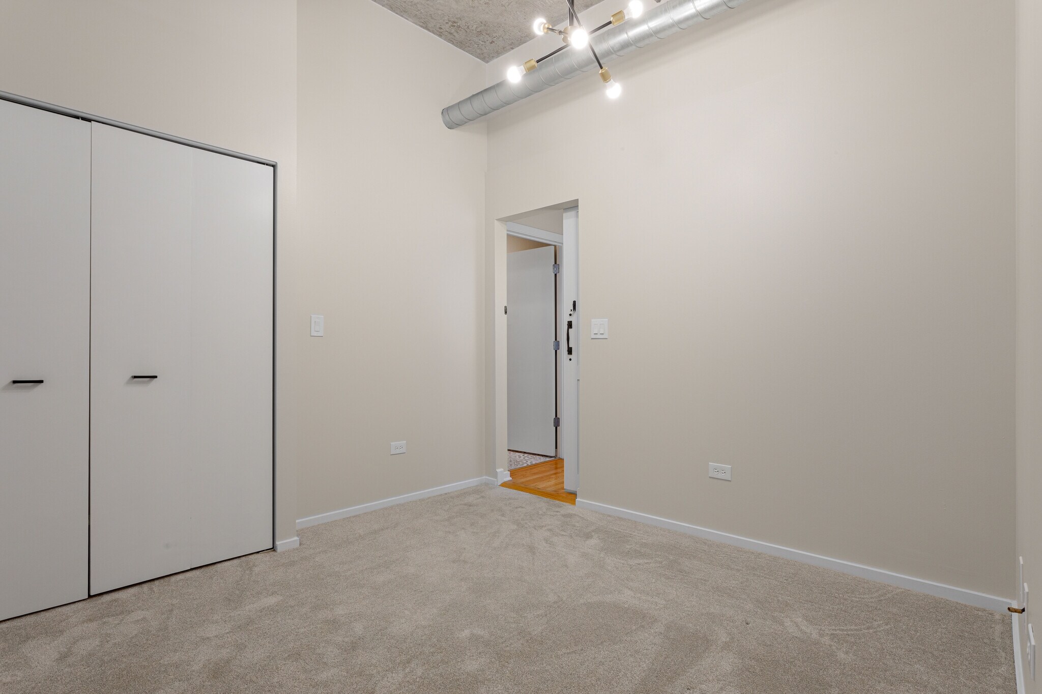 Building Photo - 933 W Van Buren St