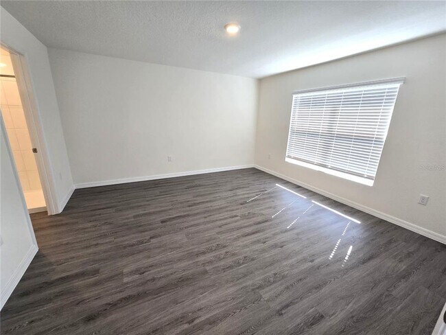 Building Photo - 35950 Sunflower Hl Dr