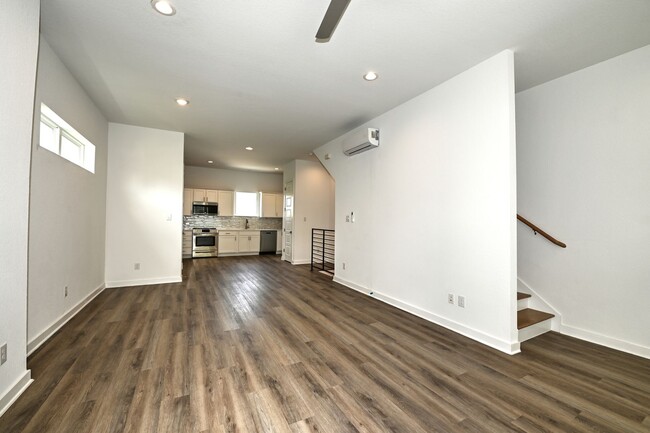 Building Photo - Beautiful 3 beds- 3.5 Condo in San Antonio Tx