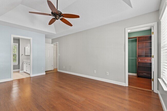 Building Photo - 1382 Center Lake Dr