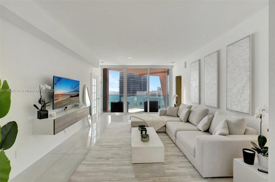 Building Photo - 300 S Pointe Dr