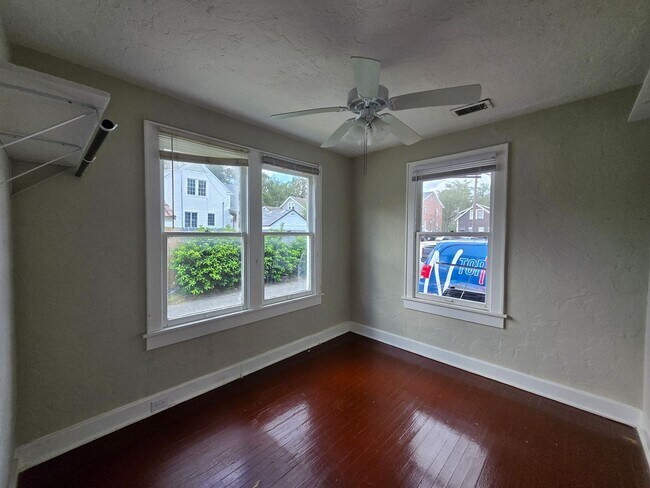 Building Photo - AVAILABLE NOW - Charming 3 Bed / 2 Bath Ho...