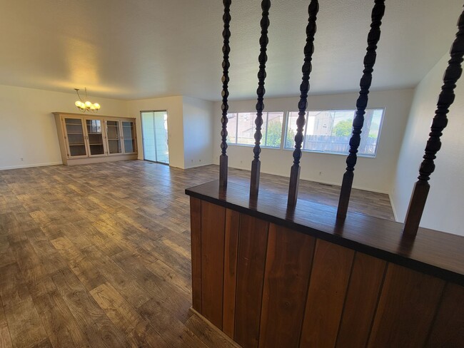 Building Photo - Spacious 3/2 Home Located in the Stanmar c...