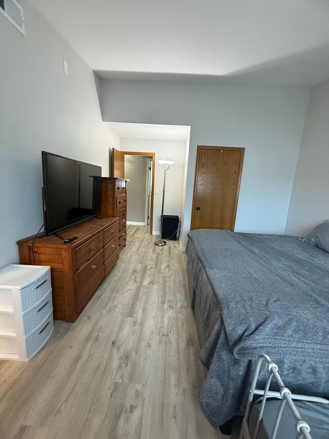 Building Photo - 305 Chaplin Cir