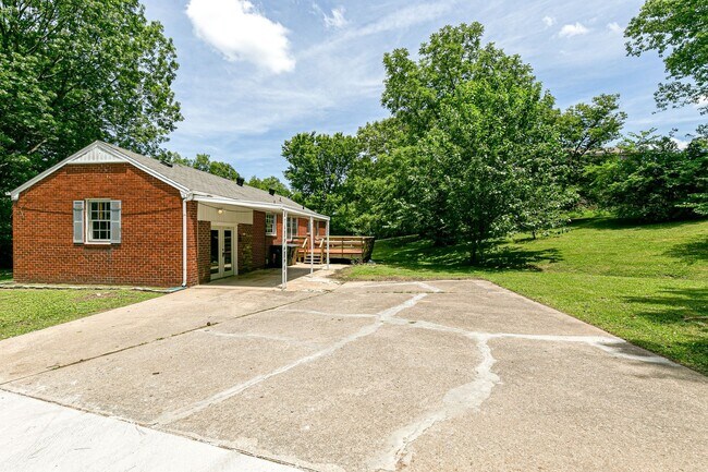 Building Photo - Cozy One Story, 3 bedroom, 2 baths, 1411 sqft