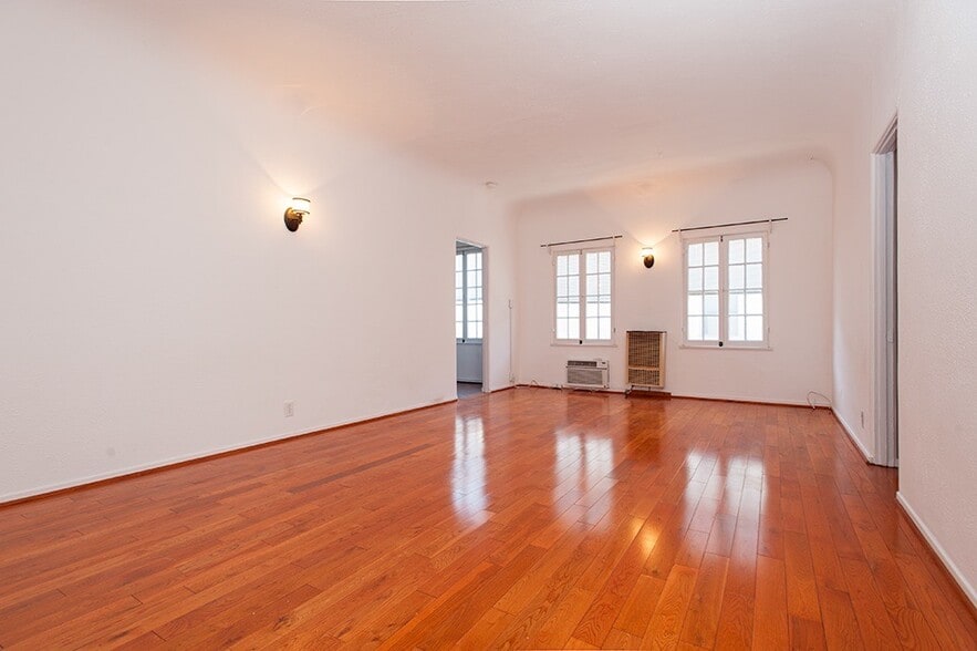 Building Photo - 140 Roxbury Dr