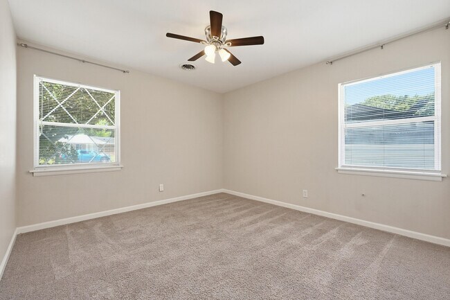 Building Photo - 338 Coral Dr SW