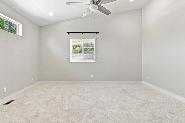 Building Photo - $3,740.95 - 4 bed, 3.5 bath Updated Townhome in Englewood!