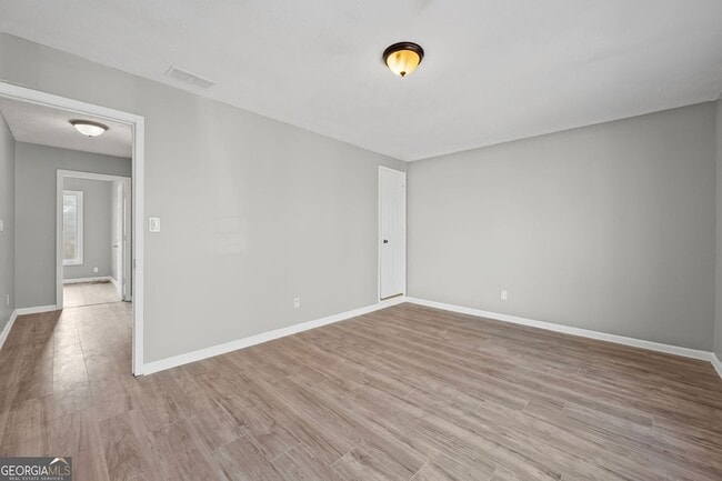 Building Photo - 2127 Golfview Dr SE