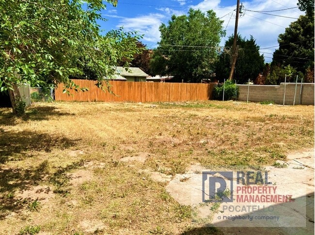 Building Photo - 4 Bedroom 2 Bath Home - Pet Friendly