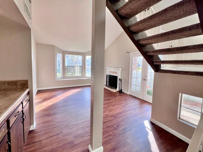 Building Photo - $2,295 Villa & Barstow, 3 Bedroom Condo - ...