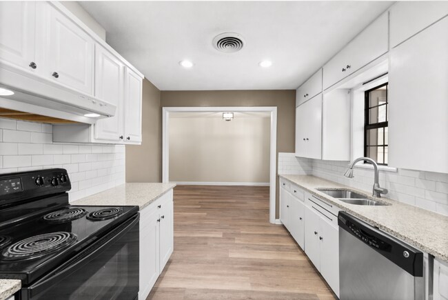 Building Photo - AVAILABLE BEGINNING OF JUNE ; APPLY ON OUR WEBSITE TODAY!!!