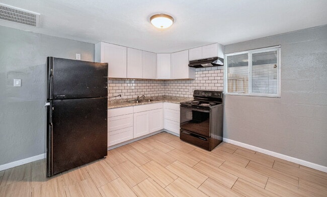 Building Photo - 2BR Unit with Private Backyard One Level