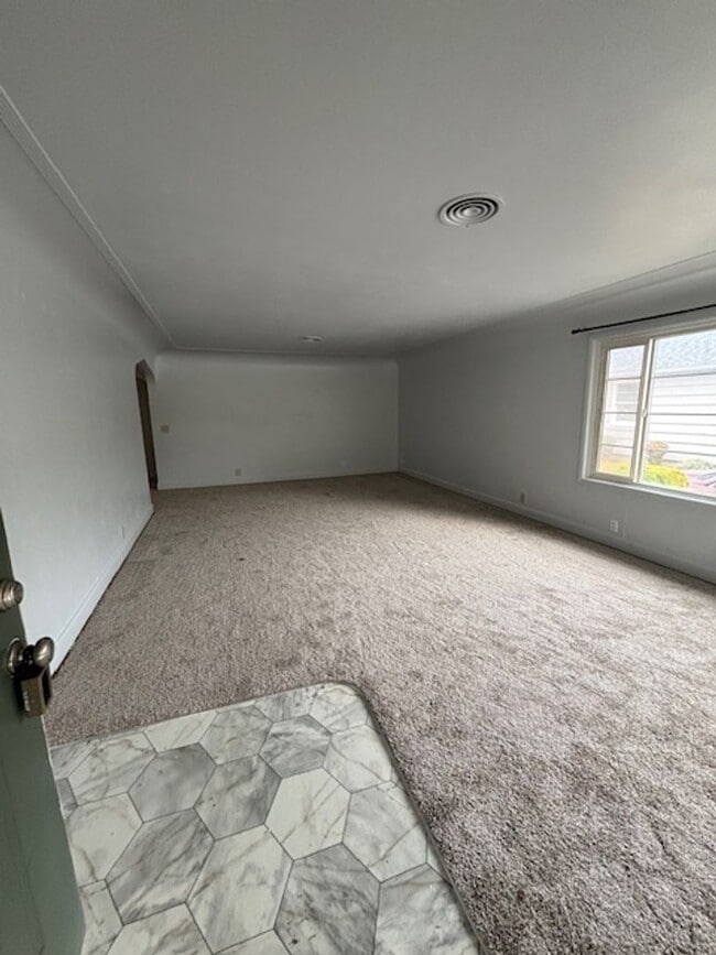 Building Photo - 3 Bedroom Home in Newberg