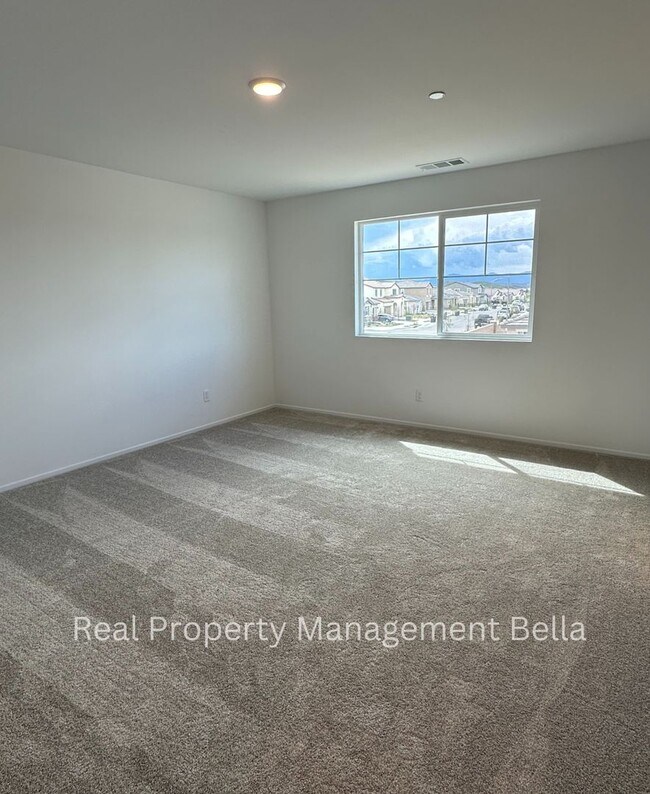 Building Photo - Modern Luxury Awaits: Discover Your Dream Home!