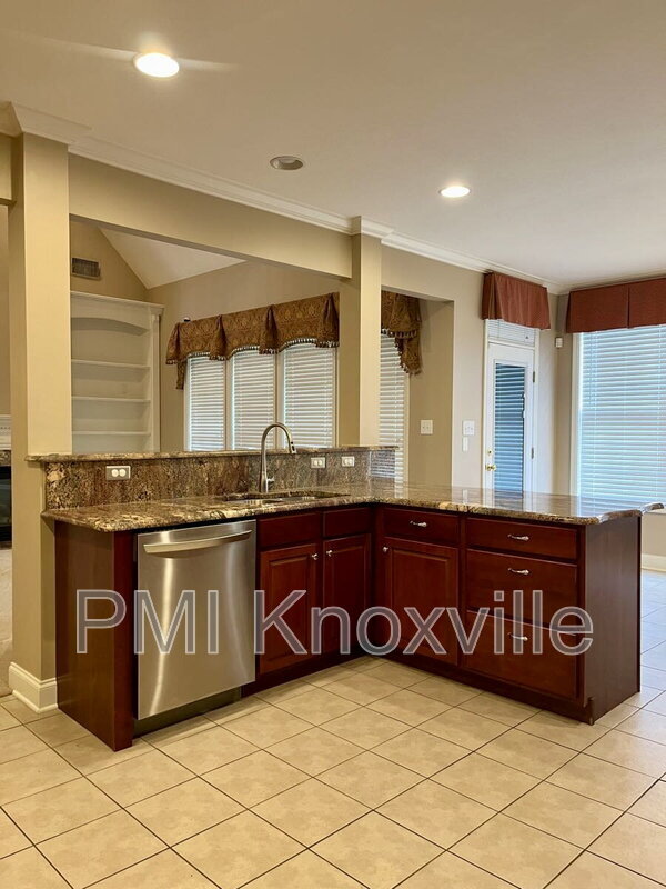 Building Photo - 4601 Ivy Rose Dr