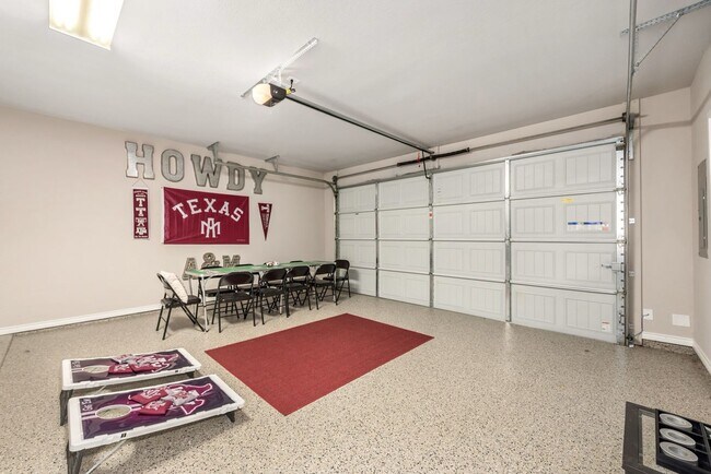 Building Photo - Sublease Available for June 1st Move In!