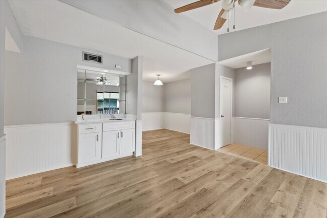 Building Photo - Stunning Remodeled Apartment in Houston!