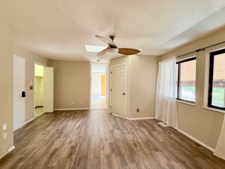 Building Photo - 301 W Mangrum Dr