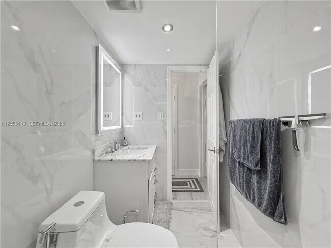 Building Photo - 5301 Ocean Terrace