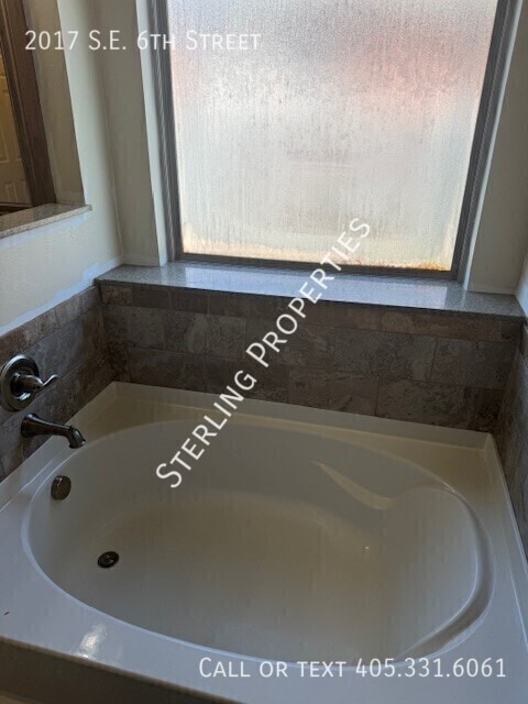 Building Photo - 2017 SE 6th St