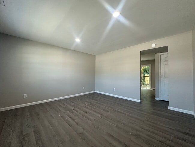 Building Photo - 606 Myrtlewood Cir