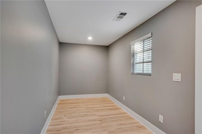 Building Photo - 743 Taylor Ct