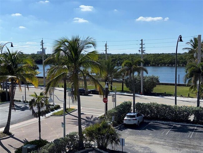 Building Photo - 321 Wilson St