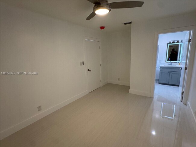 Building Photo - 105-107 NE 30th Ct