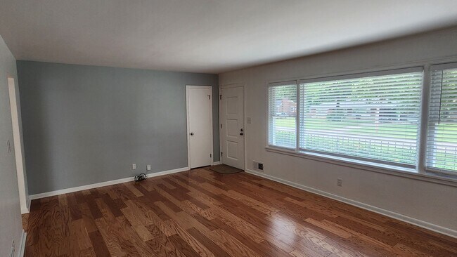 Building Photo - Adorable 3 Bedroom 2 Bath Brick Ranch home...