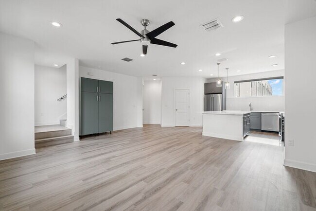 Building Photo - BEAUTIFUL Town Home For Rent in Downtown S...