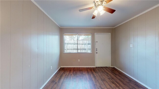 Building Photo - 204 Lynn Dr