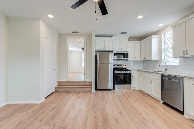 Building Photo - Charming & Private Fully Remodeled Studio Backhouse!