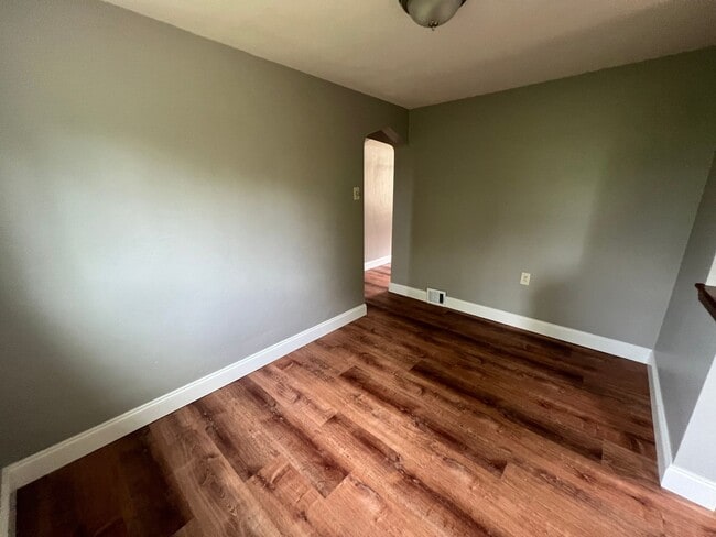 Building Photo - Stunning Home - 2 Bedroom 1 Bathroom - Pit...