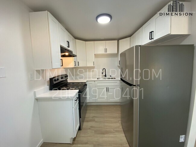 Building Photo - Newly Refreshed 2 Bed Duplex