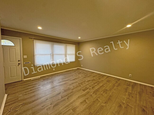 Building Photo - Close to Mercy Hospital! Three bedroom home!