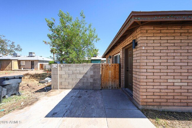 Building Photo - 558 S Lesueur