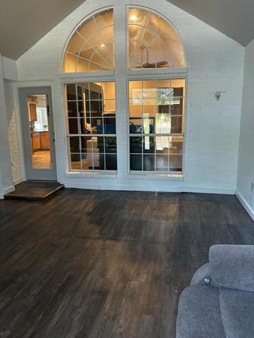 Building Photo - 604 Oak Meadow Dr