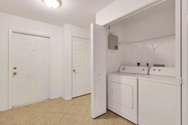 Building Photo - 2988 SE Lexington Lakes Dr