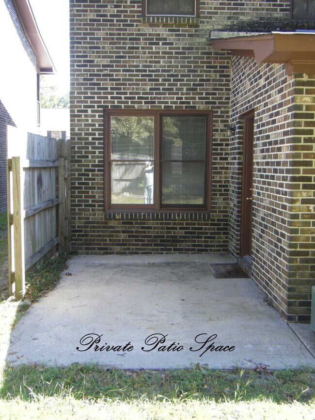 Private and fenced for enjoying BBQ or relaxing looking at the stars - 120 Colonial Ct