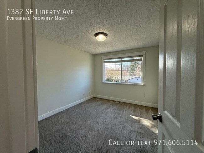 Building Photo - 1382 SE Liberty Ave
