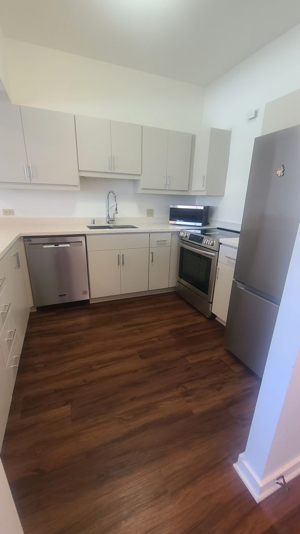 Building Photo - Unfurnished Move-In ready 1 Bedroom/ 1 Bat...