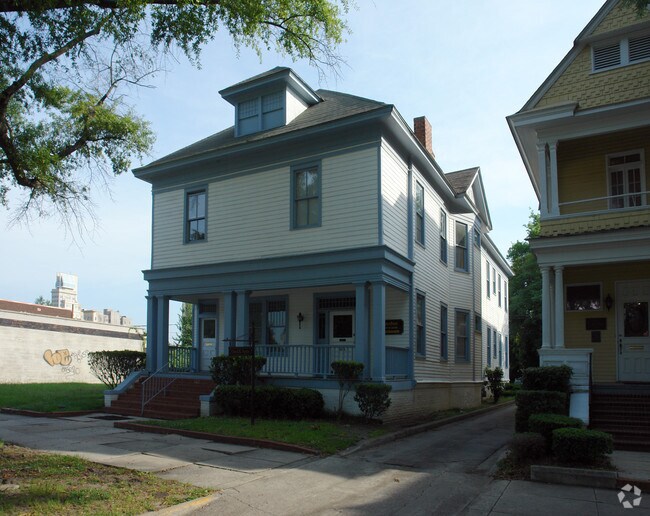 Building Photo - 563 Greene St
