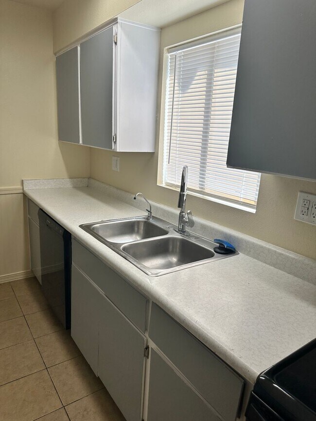 Building Photo - 4 bedroom Rental