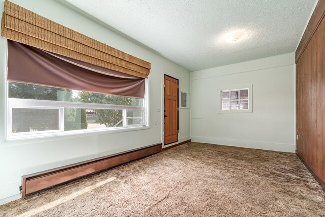 Building Photo - Home for Rent in Roseburg