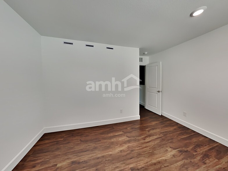 Building Photo - 8817 Tiger Tooth Ave